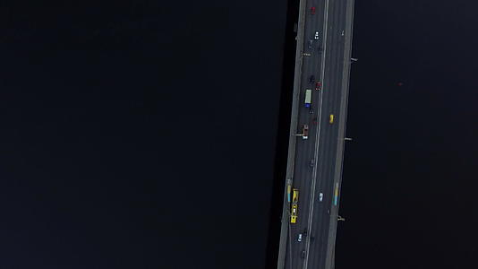 无人驾驶汽车驾驶在悬挂桥上视频的预览图
