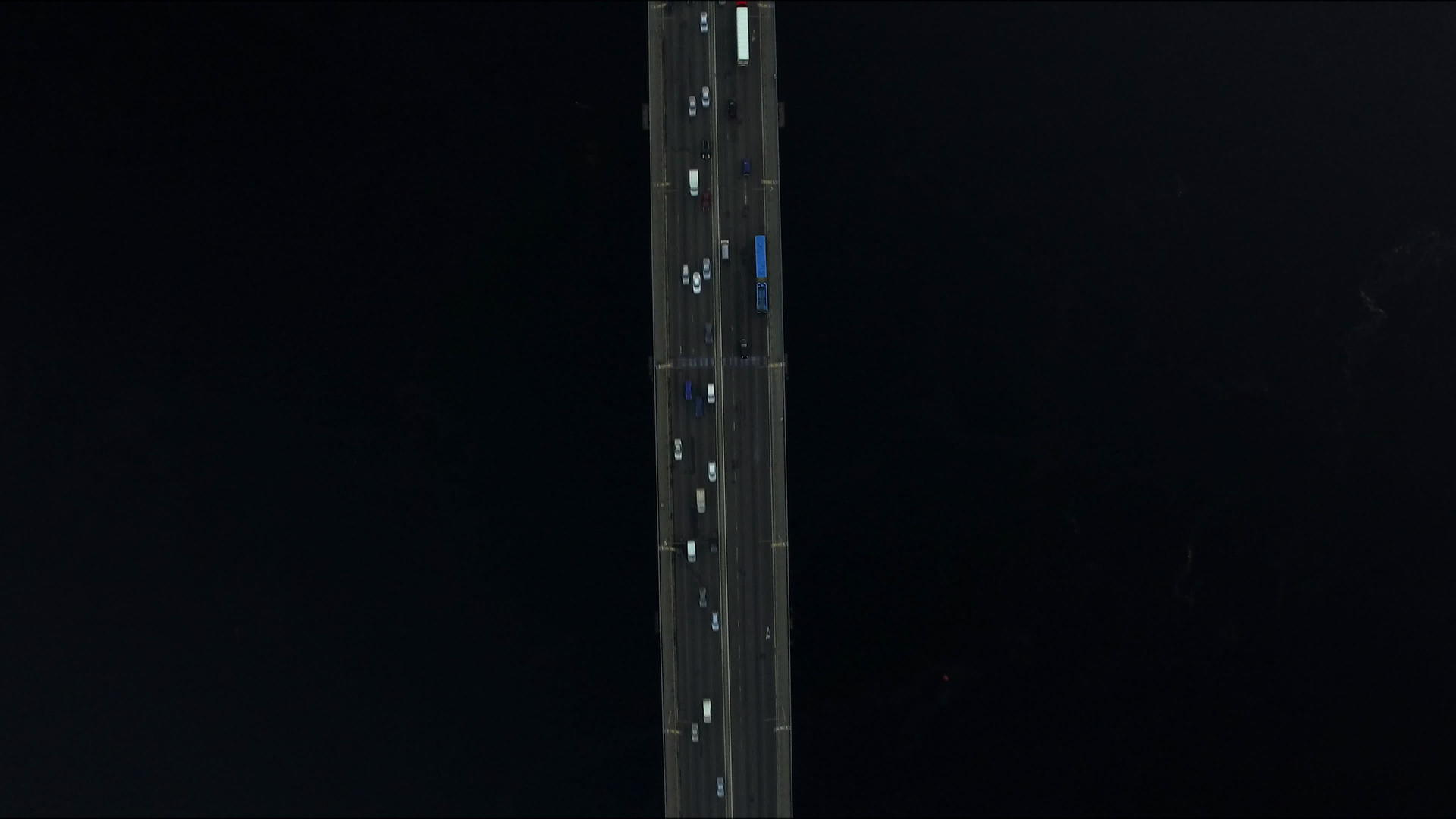 无人驾驶汽车在河桥上行驶视频的预览图
