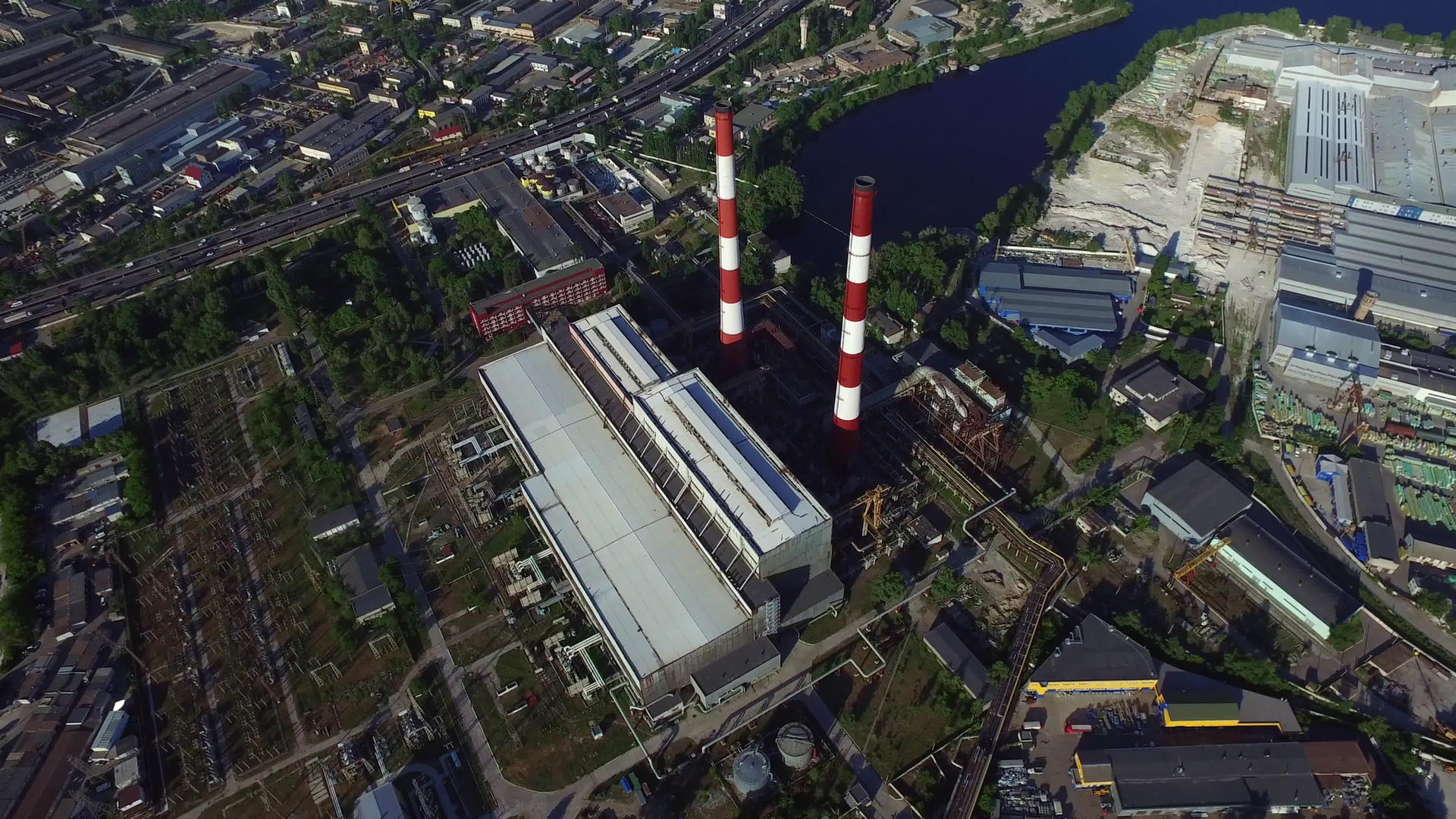 城市地貌发电厂无人机观测工业烟囱视频的预览图