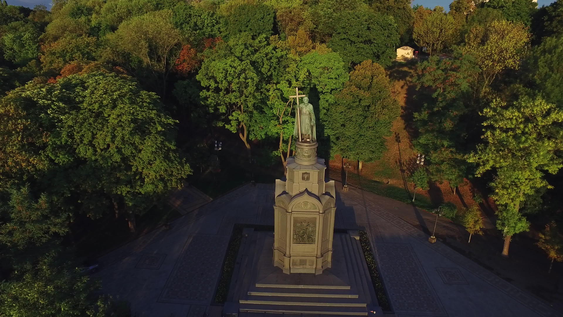 夏季公园在基辅市十字架的伟大的弗拉基米尔王子视频的预览图