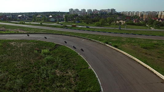 无人机观察摩托车手骑在赛马路上视频的预览图