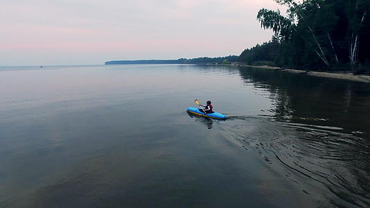 乘坐天线风景的湖边皮艇视频的预览图
