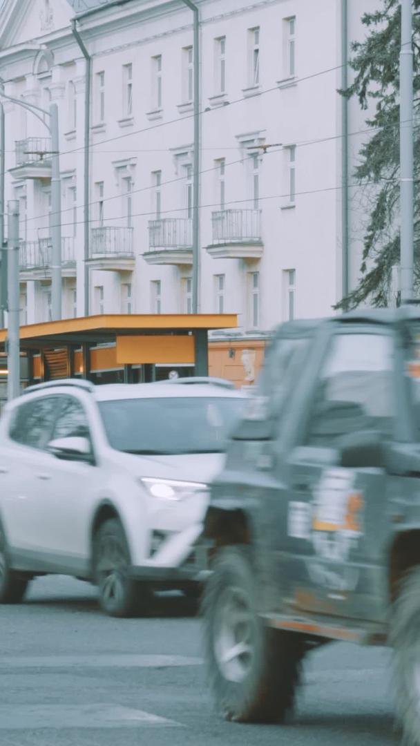 城市公共轨道交通候车乘客视频的预览图