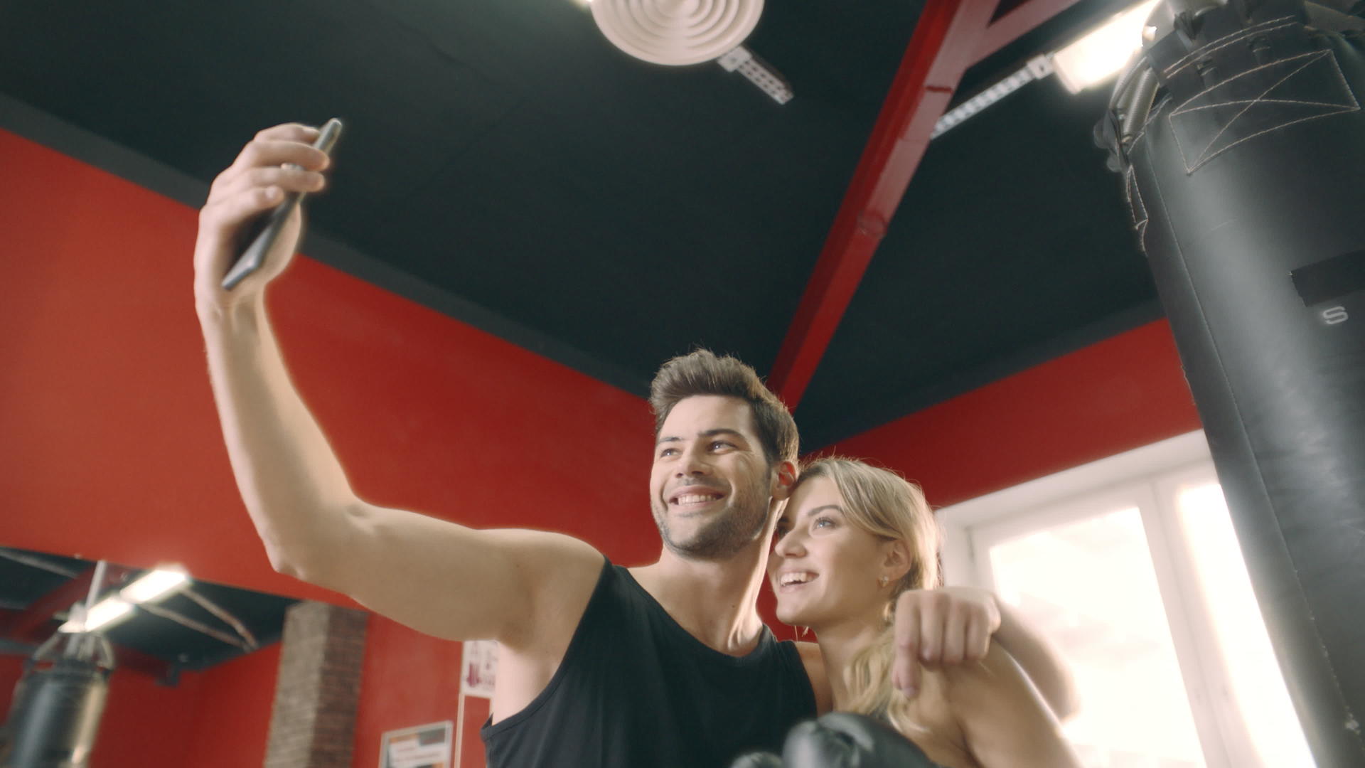 健身夫妇在健身俱乐部安装自拍手机视频的预览图