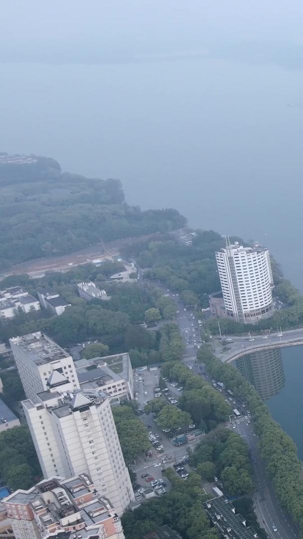航拍宜居城市生态水域湖滨住宅群居住环境视频的预览图