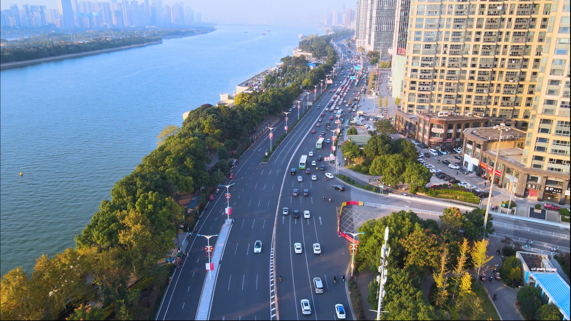 湖南长沙湘江中路城市下班车流航拍4k视频的预览图