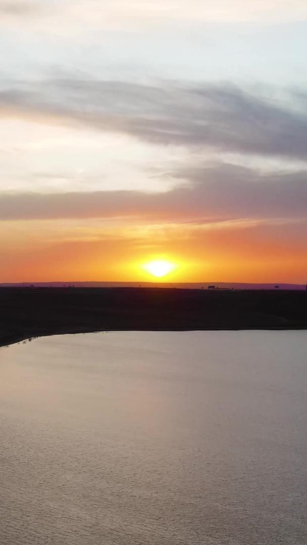 夕阳西下的航拍湖面和连绵不断的山头视频的预览图