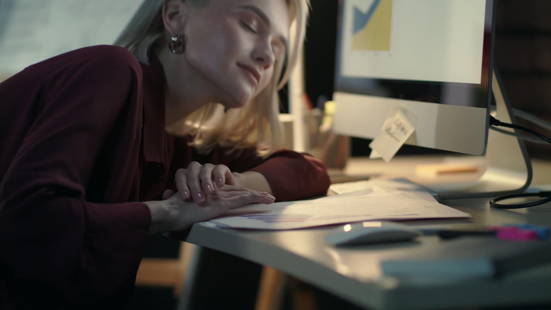 晚上在办公室工作时躺在电脑桌上商业女性精疲力竭视频的预览图