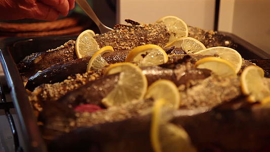 烤三文鱼和烤纸上的柠檬视频的预览图