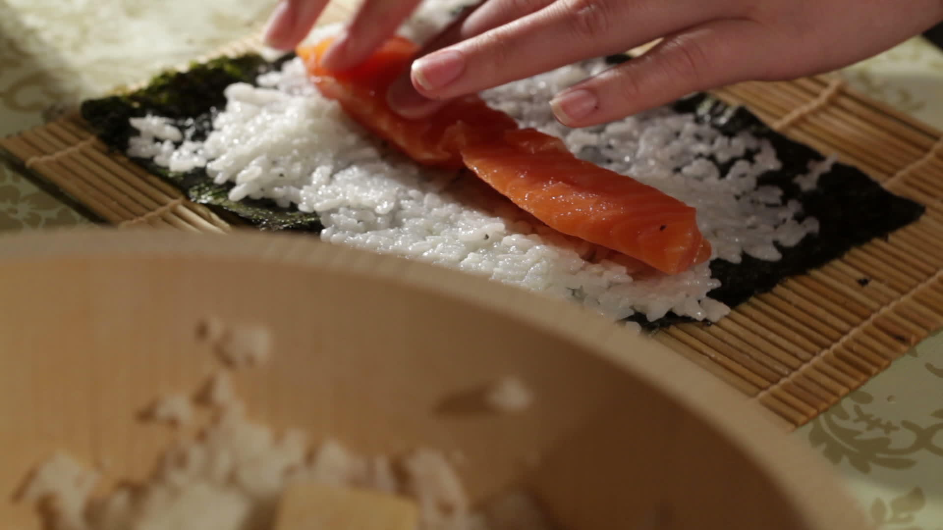 用鲑鱼和花生奶酪制作寿司卷视频的预览图
