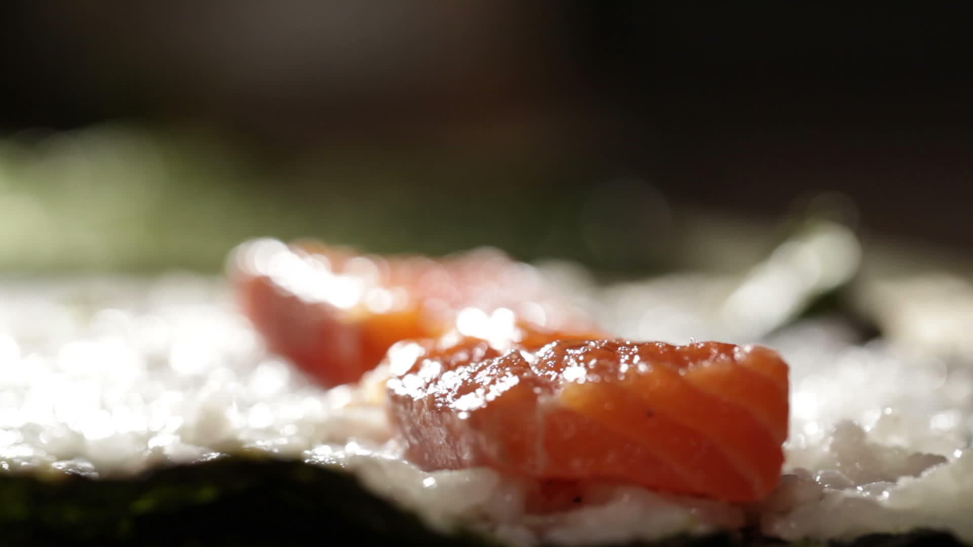 寿司卷配三文鱼和花生奶酪视频的预览图