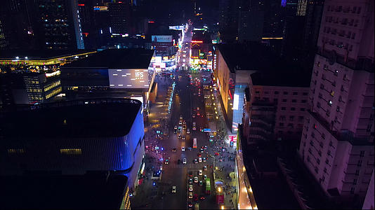 航拍城市湖南长沙黄兴路步行街夜景人流车流4k视频的预览图