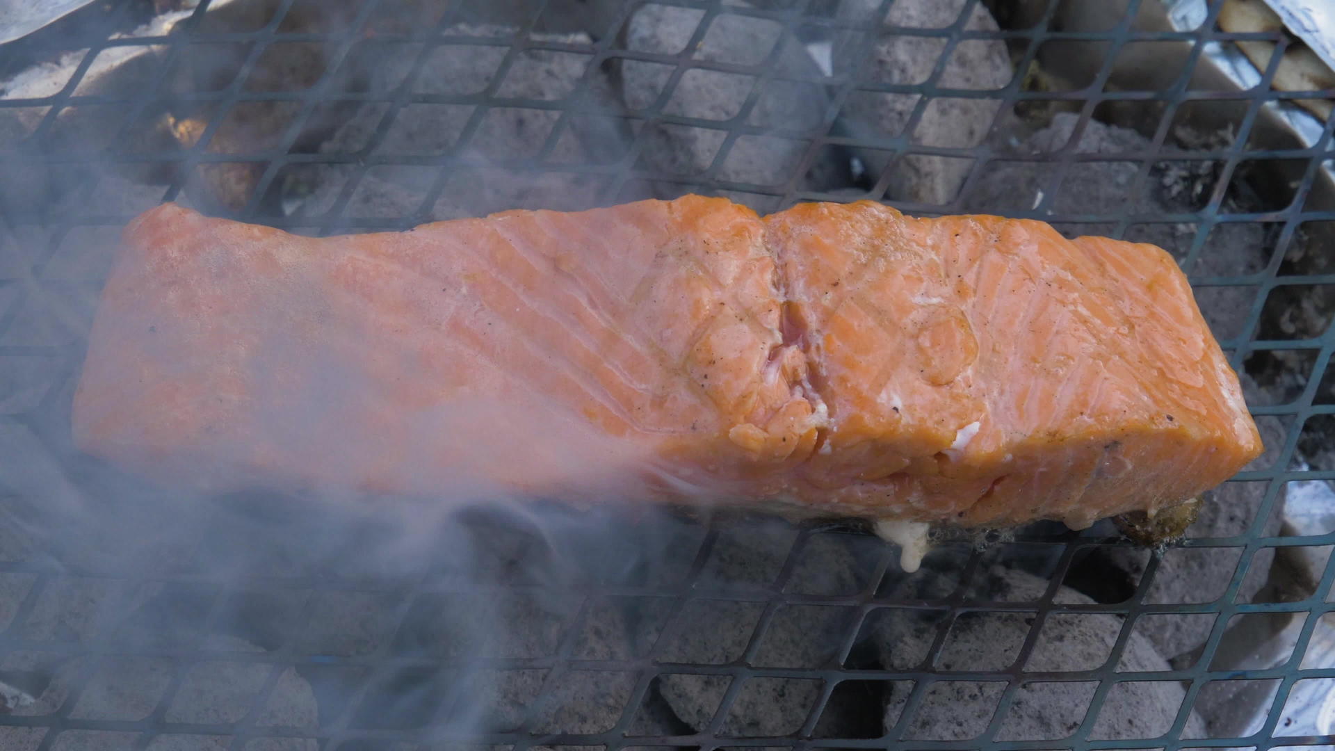 鲑鱼或鳟鱼的肉片是用烟烤的视频的预览图