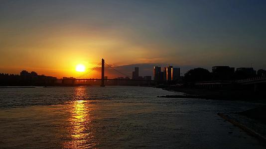 实拍城市日落晚霞夕阳 剪影视频的预览图