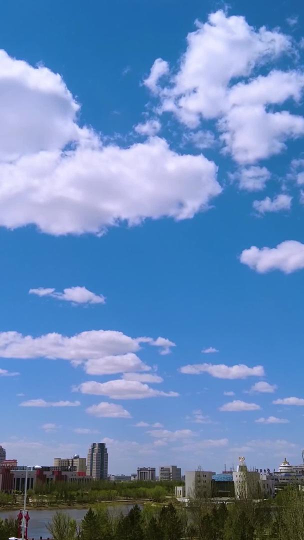 蓝天下白云翻滚延时拍摄城市街景交通流量视频的预览图