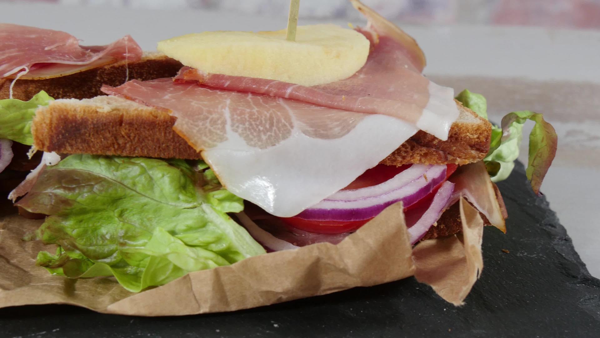 三明治沙拉番茄火腿和洋葱视频的预览图