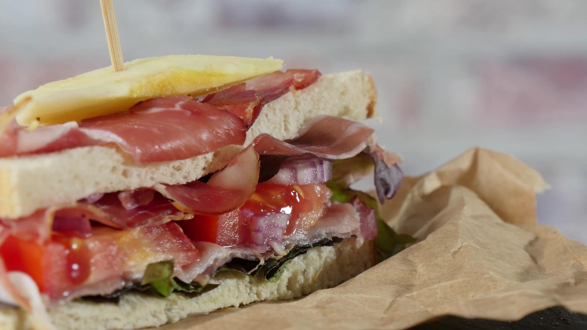 三明治沙拉番茄火腿和洋葱视频的预览图