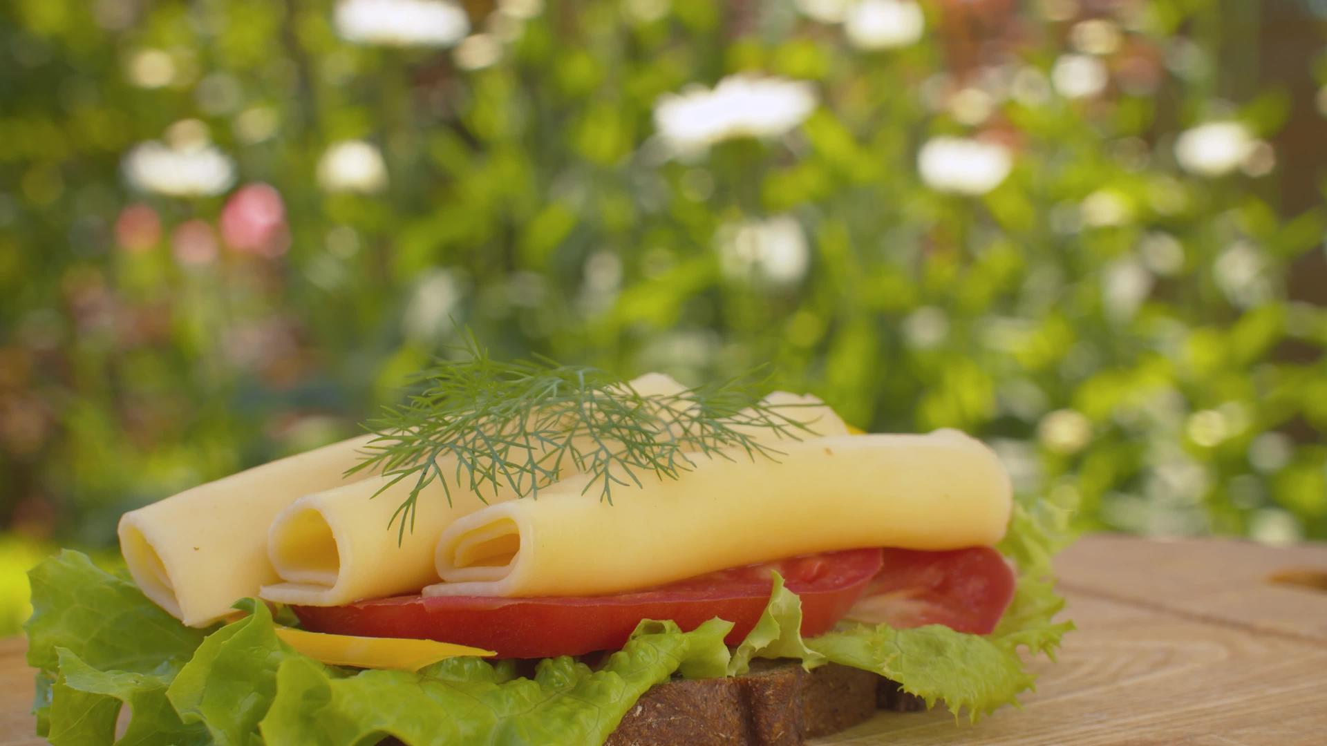 三明治加奶酪生菜和番茄视频的预览图