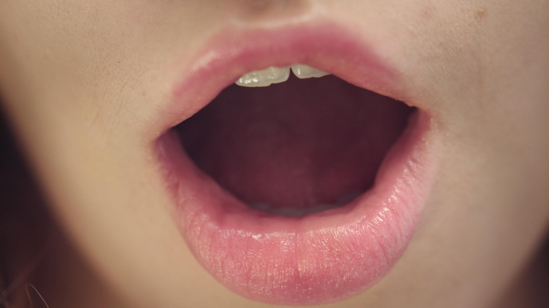 张开嘴的迷人女性面孔视频的预览图