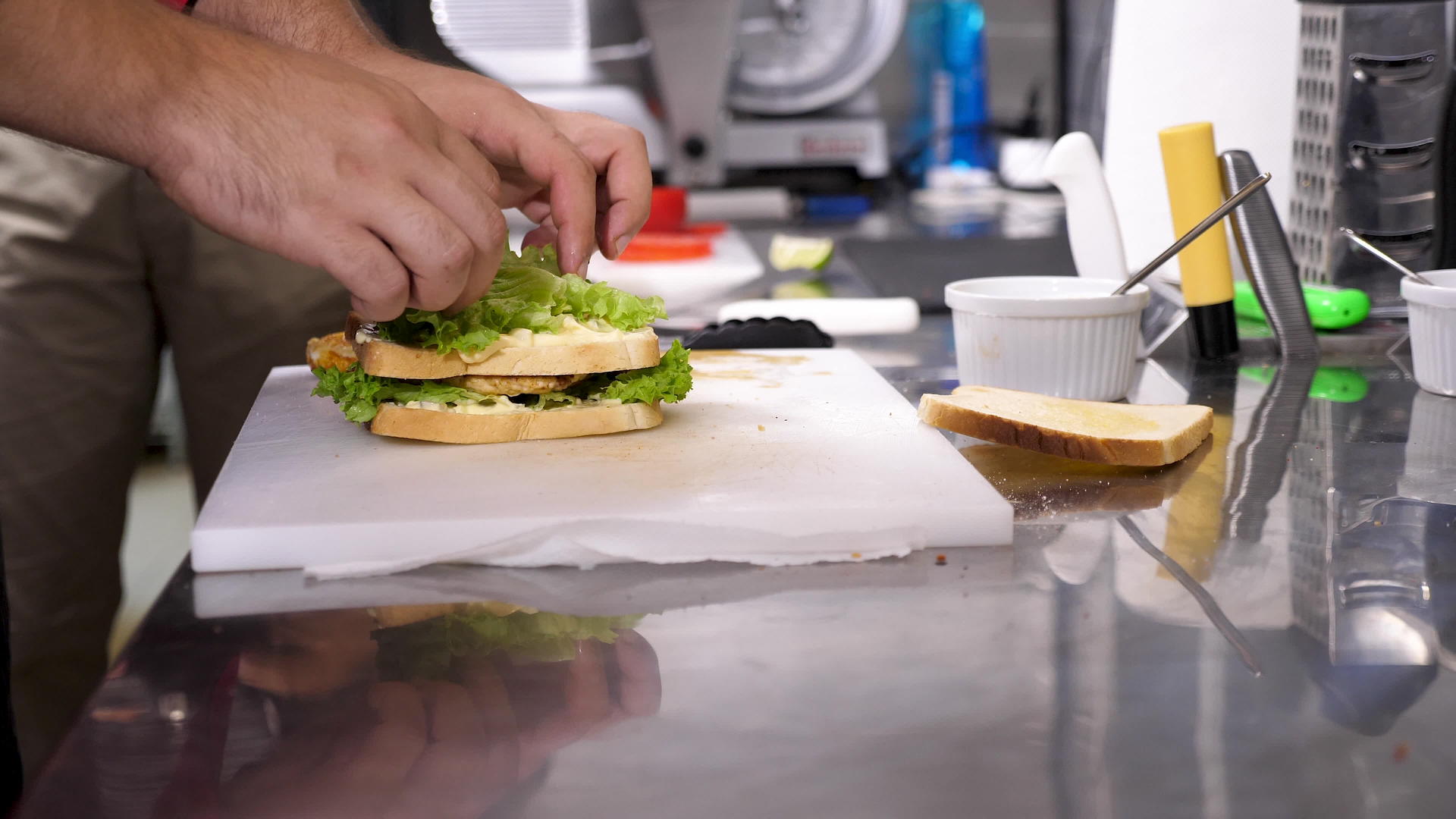 在餐厅厨房做三明治视频的预览图