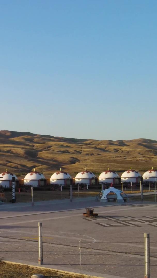 航拍内蒙古草原上宏伟的建筑豪华战车蒙古包视频的预览图