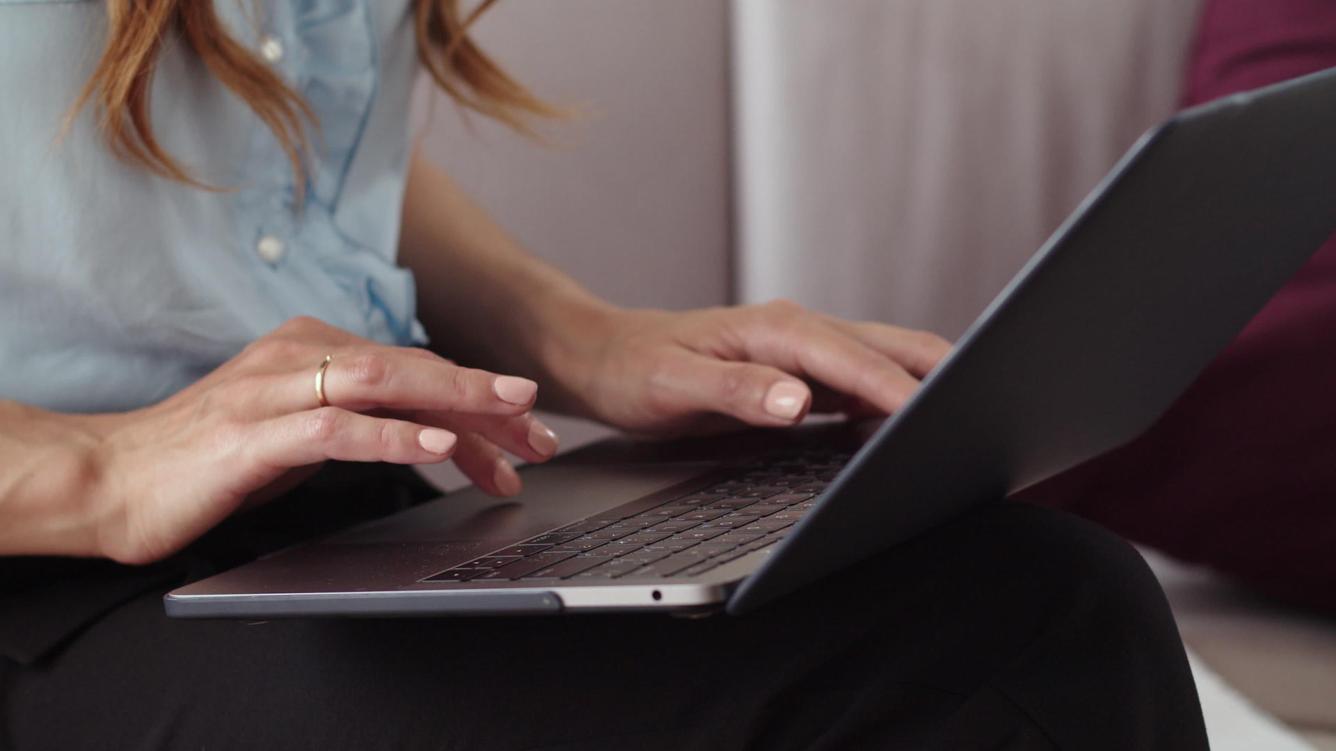 女性在远程办公室用膝盖电脑打字视频的预览图
