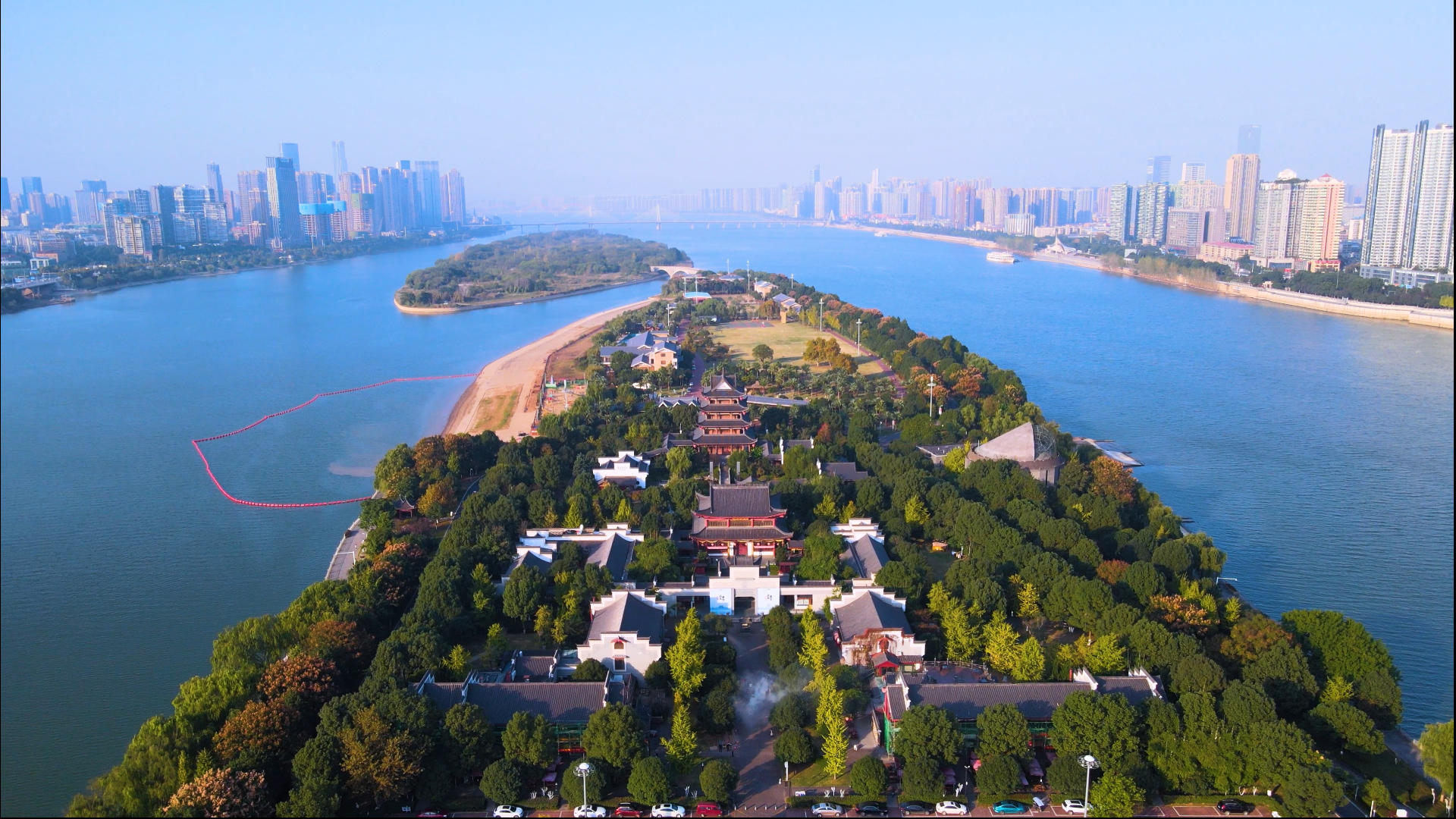 航拍长沙湘江上的江神庙著名景点景区4k视频的预览图