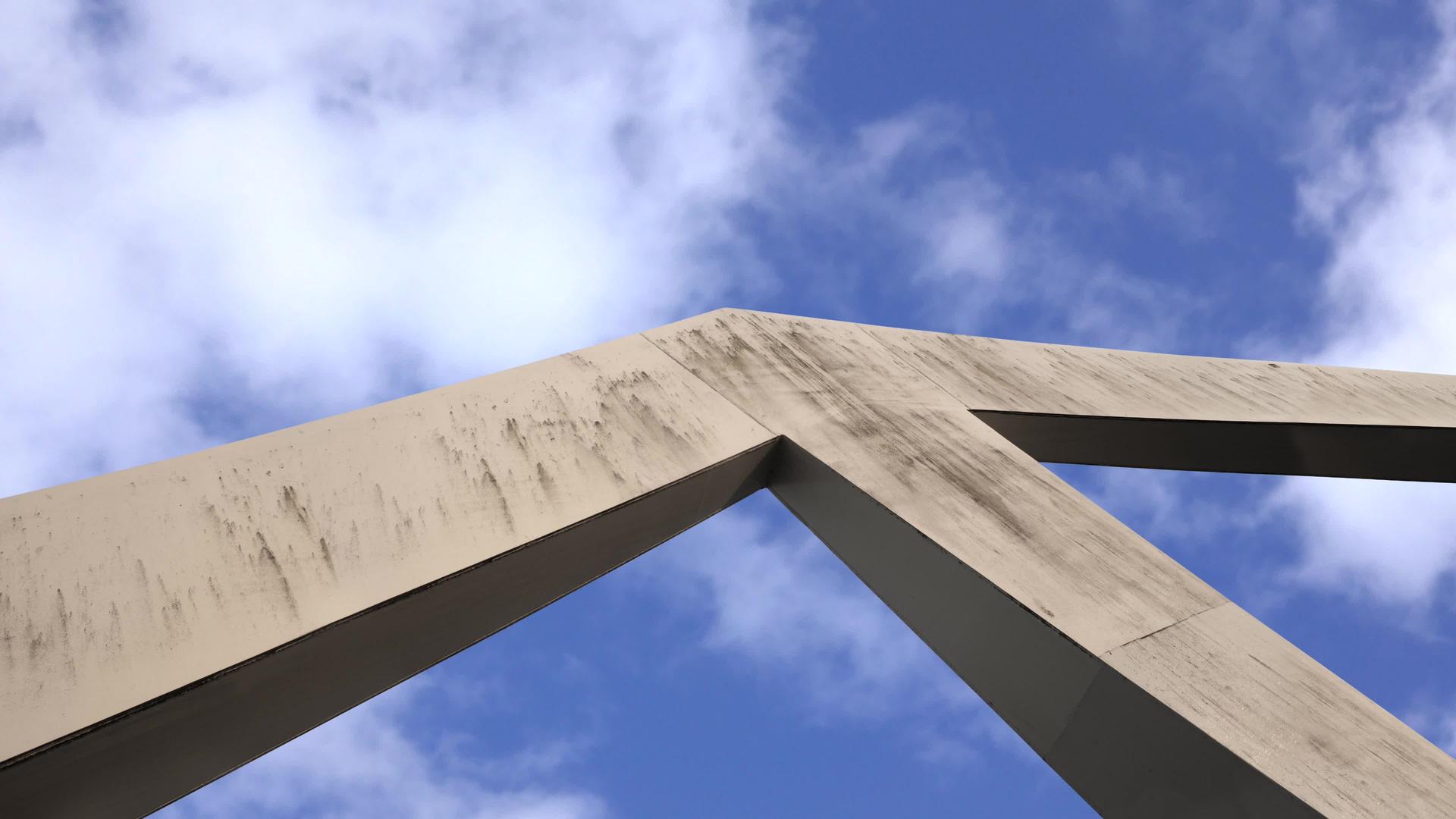 抽象的现代建筑桥流过云层视频的预览图