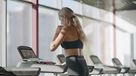 健身中心的运动机适合训练女生的心脏锻炼视频的预览图