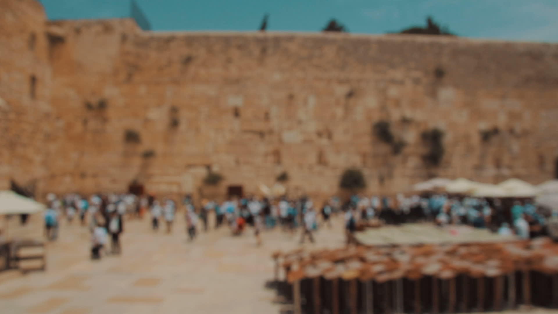 在耶鲁萨伦古城的西墙上为犹太人祈祷视频的预览图