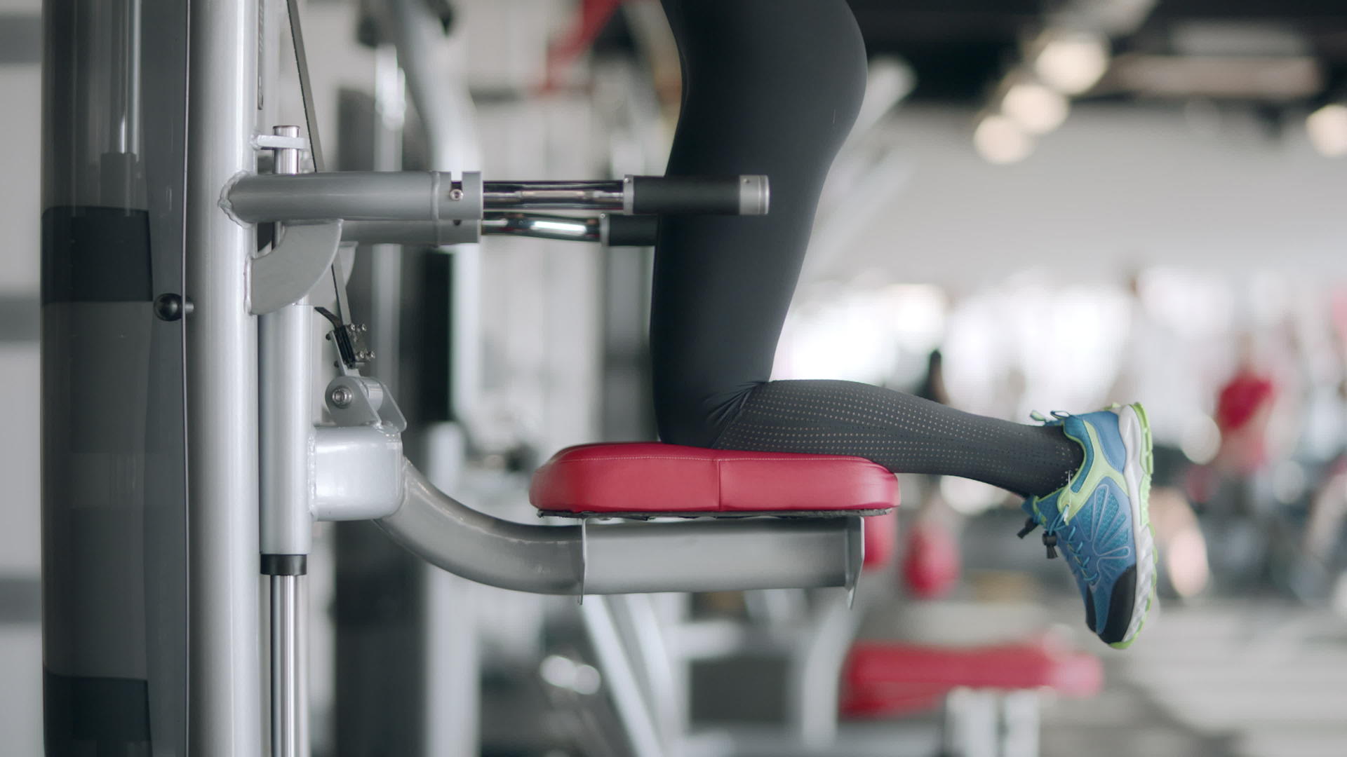 女子在健身房的运动器械上做运动视频的预览图