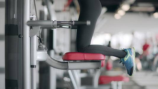 女子在健身房的运动器械上做运动视频的预览图