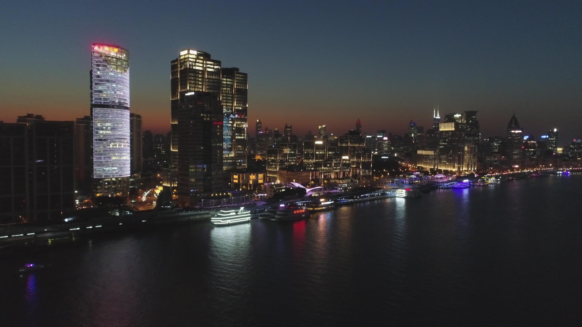 上海天际线在黄昏时照亮视频的预览图