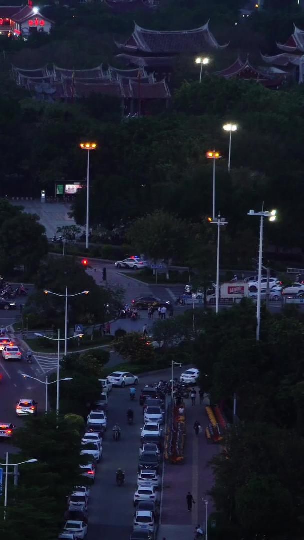 夜间城市十字路口交通流量视频的预览图