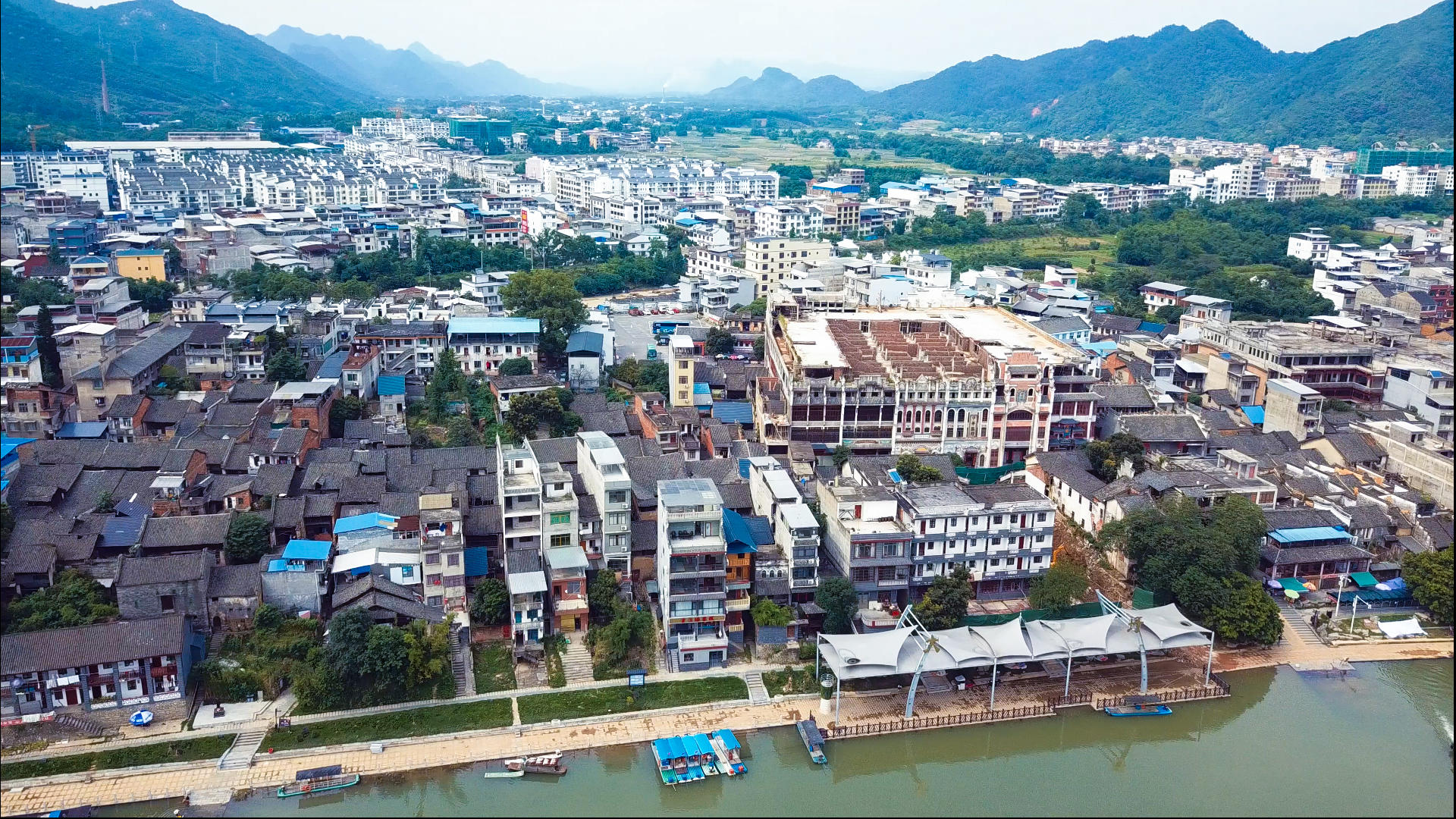 4k高清航拍知名旅游县灵川县大圩镇视频的预览图