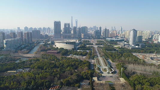 绿色公园上海市区阳光明媚的日子视频的预览图