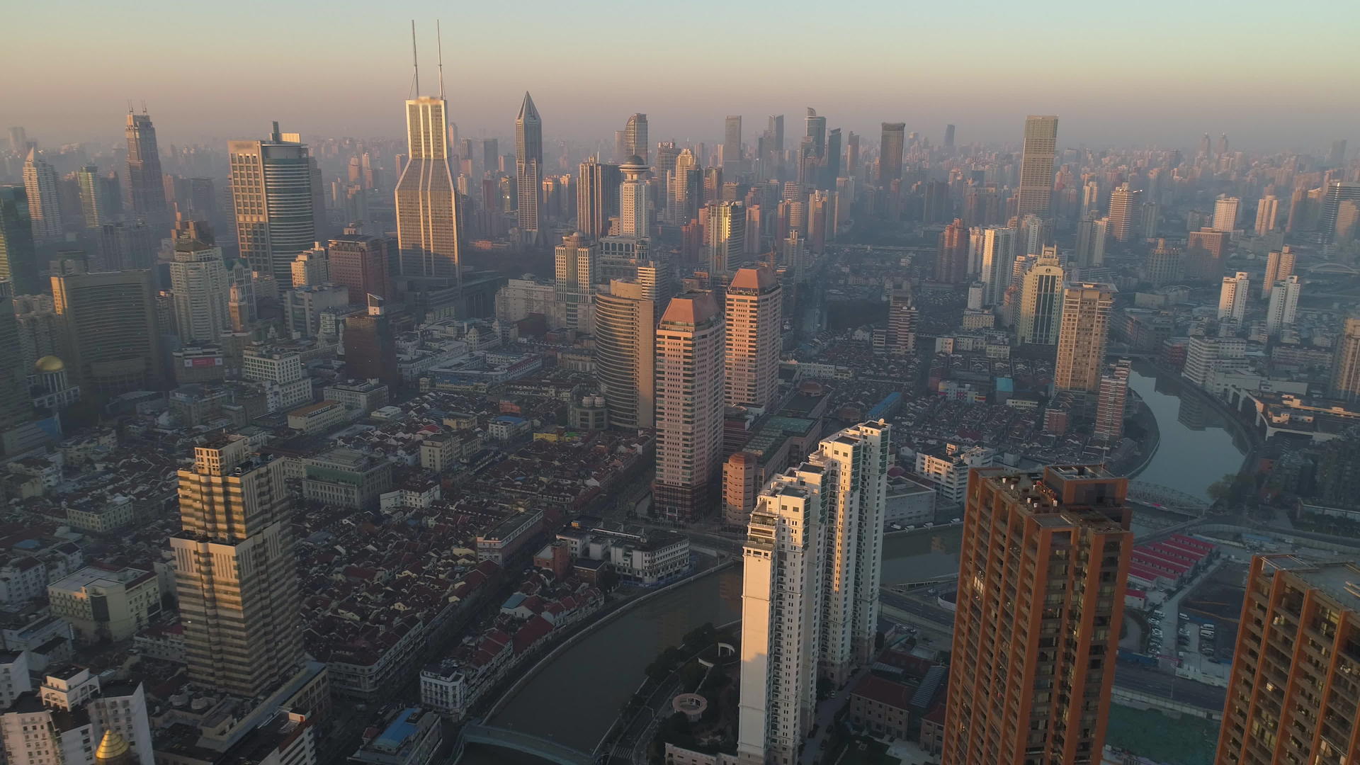 在阳光明媚的清晨上海的高层建筑群天际线视频的预览图