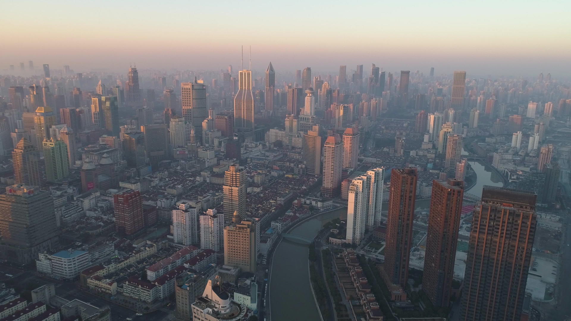 上海天线在阳光明媚的早晨视频的预览图
