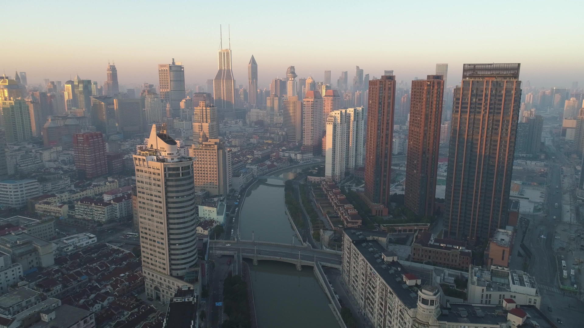 清晨上海大楼航拍视频的预览图