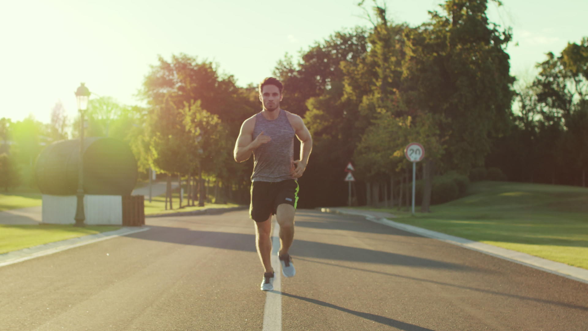 夏天的清晨健身人员在公园里慢跑视频的预览图