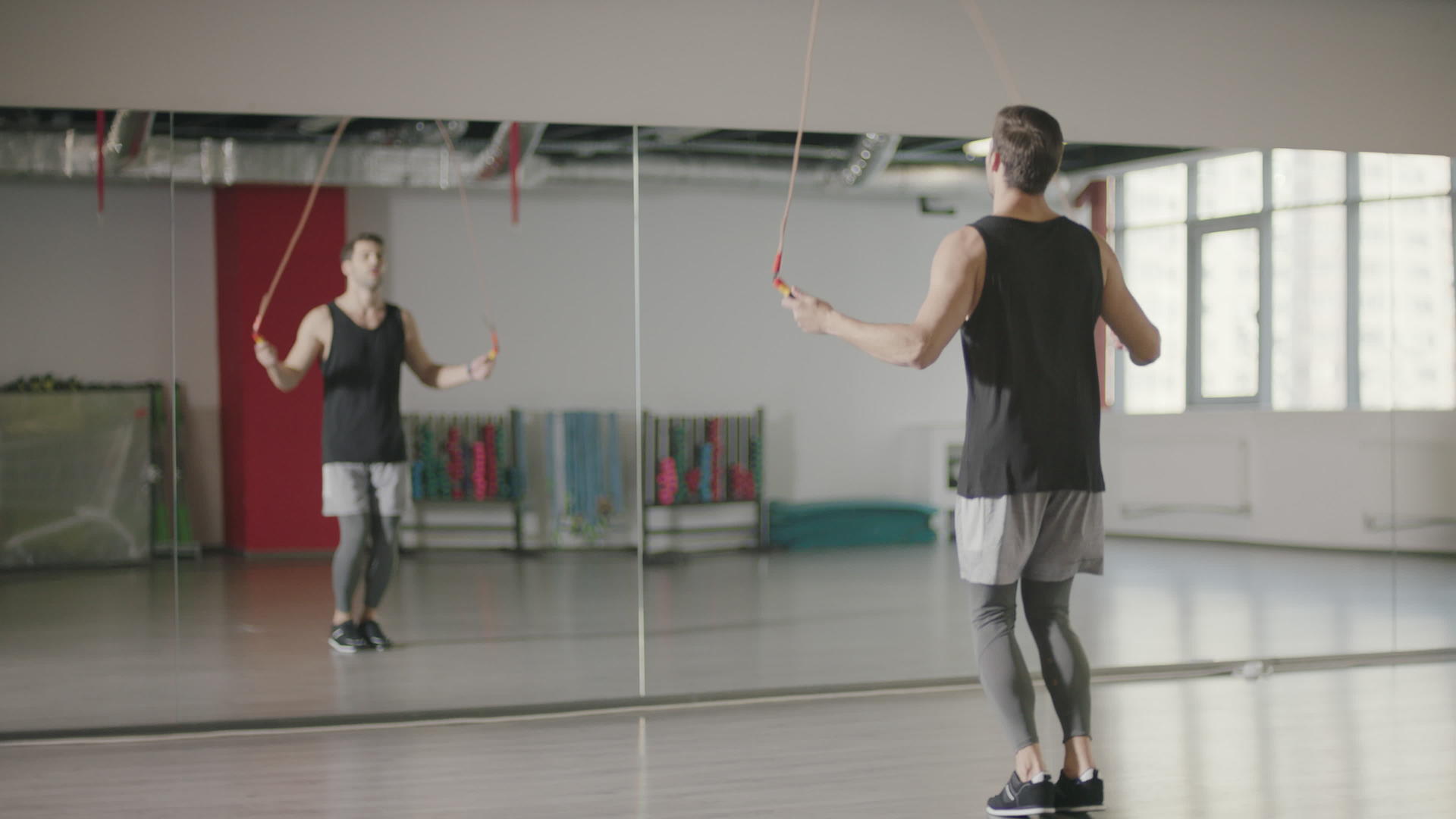 健身人员训练在俱乐部跳绳练习视频的预览图