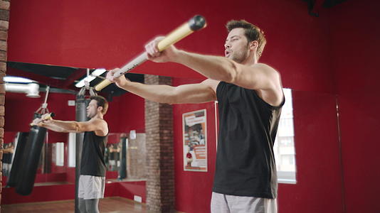 在健身房用十字架训练适合健身的人视频的预览图