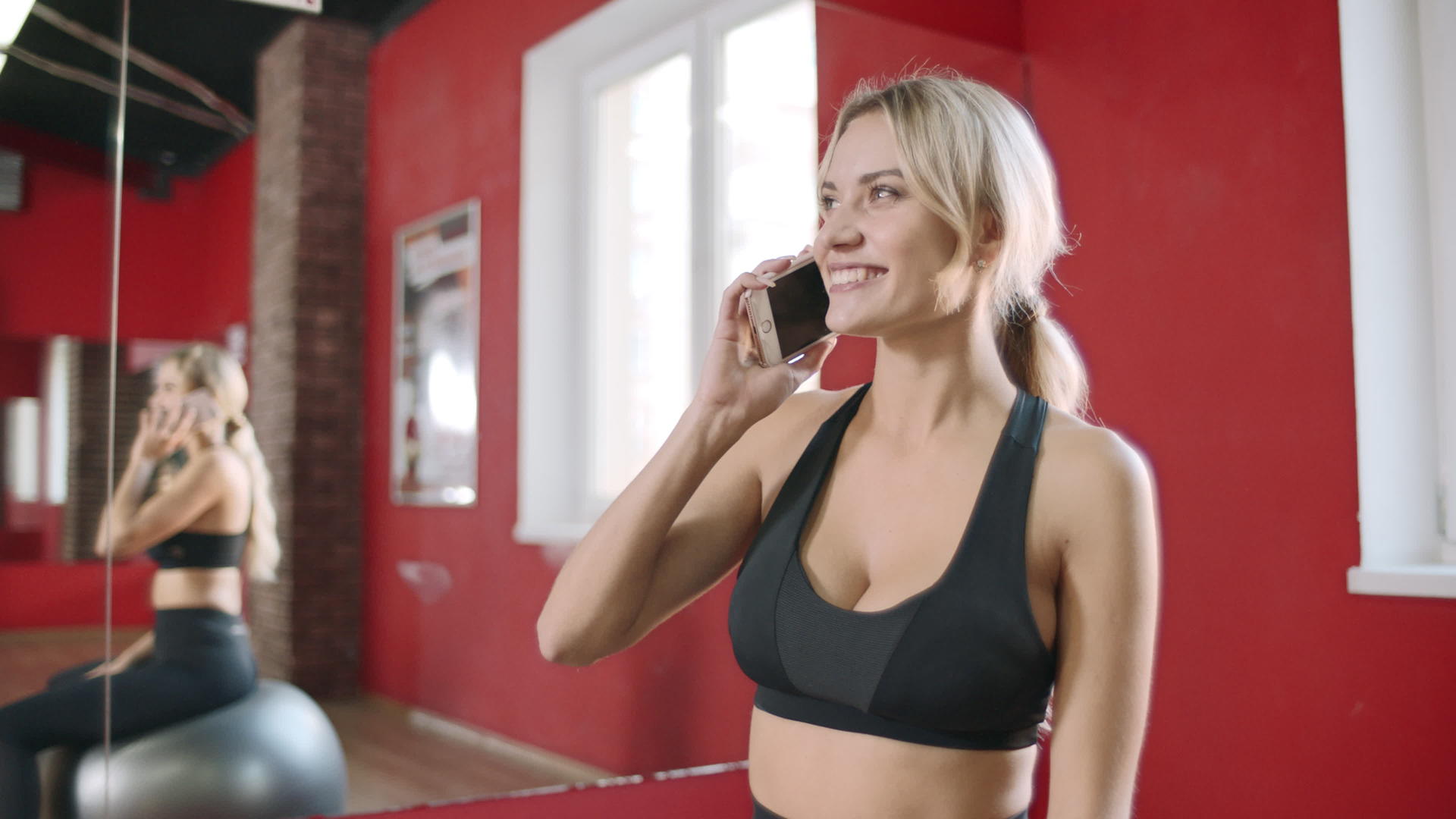 在健身俱乐部玩手机的健身女性视频的预览图