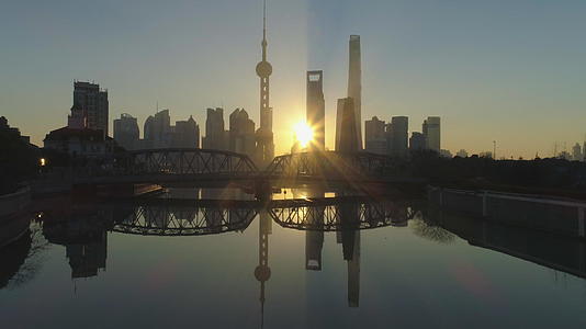 阳光明媚的早晨日出时上海天际线视频的预览图
