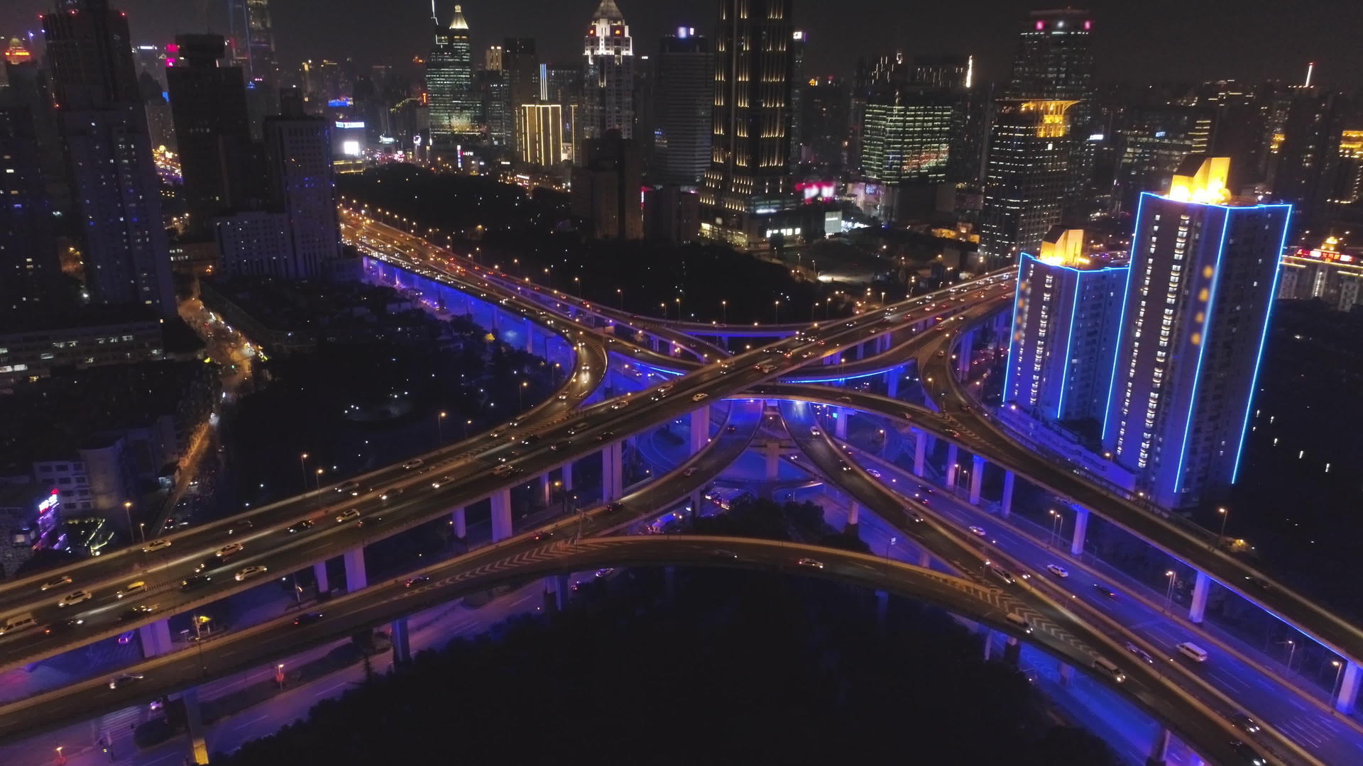 夜间高架立交桥及蓝色照明及上海城市景观视频的预览图