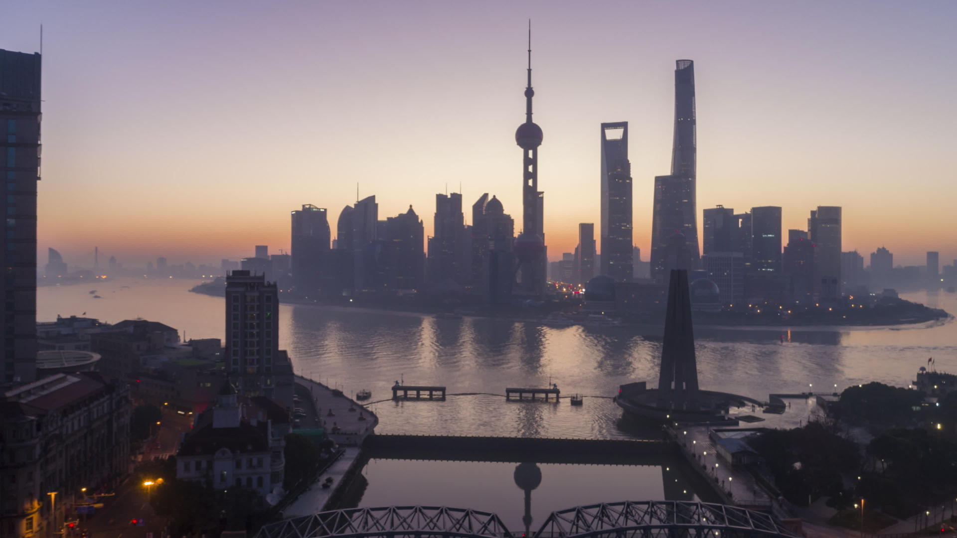 黎明时分上海全景天际线剪影视频的预览图