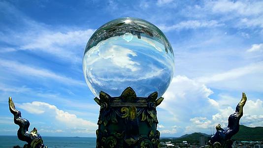 玻璃水晶球中的天空延迟视频的预览图