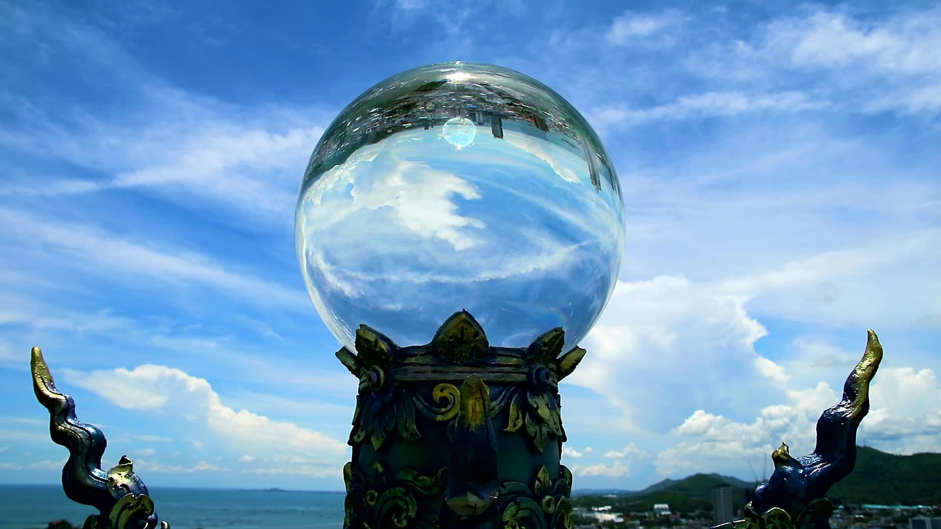 球玻璃在向下的天空背景中反射视频的预览图