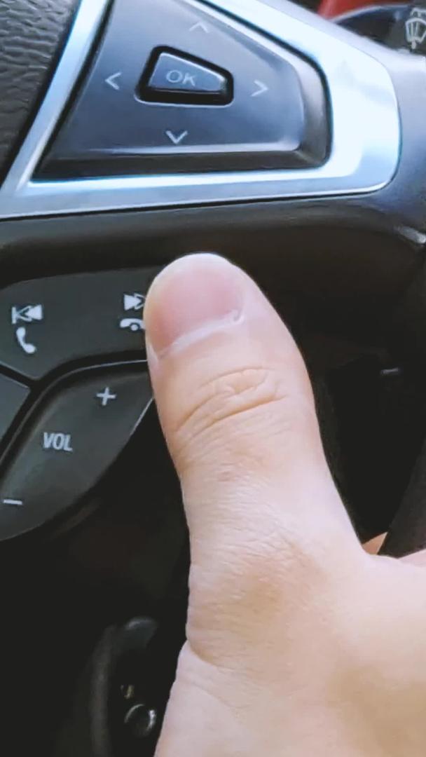 旅途中自驾游控制汽车方向盘视频的预览图