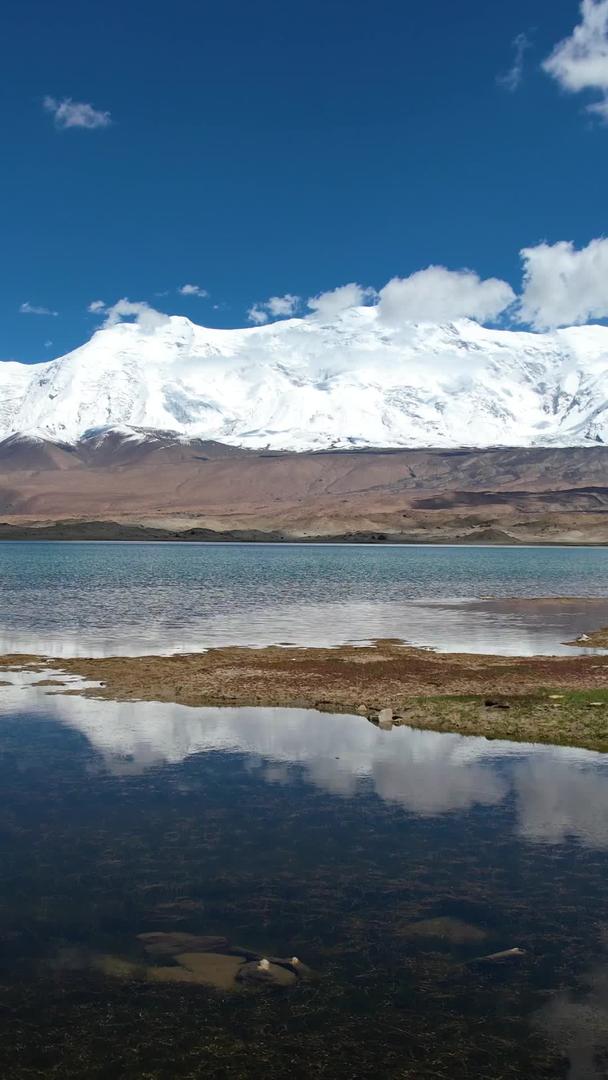 新疆南部5A帕米尔高原景区卡拉库拉胡雪山倒影视频视频的预览图